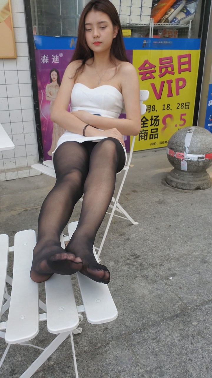 学妹的街拍黑丝4K[3.72G]
