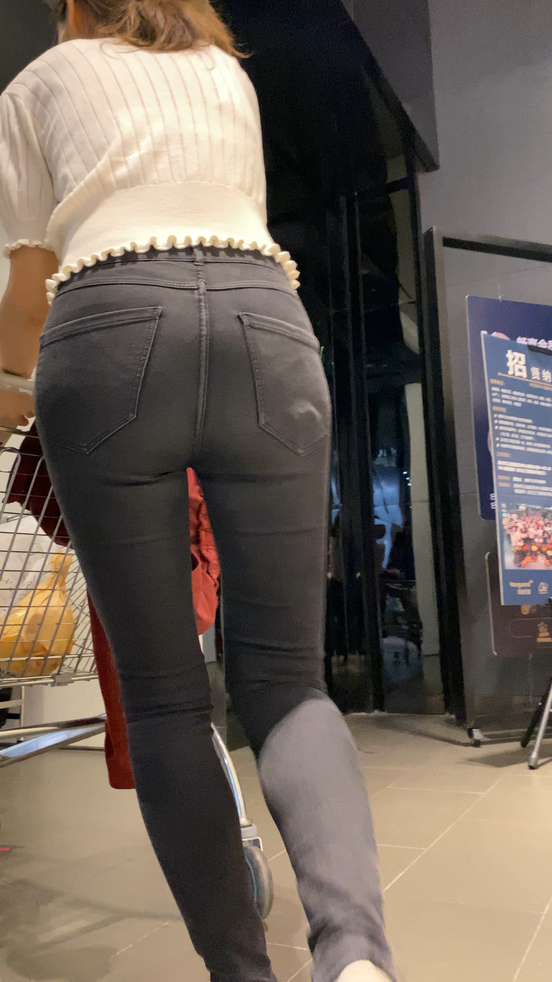 黑色紧身牛仔裤【1.35G/视频】
