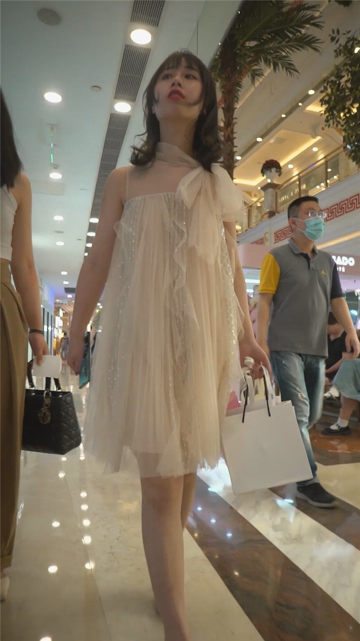 花里胡哨的2022年9月樱之舞最新街拍美女视频[22.9G]