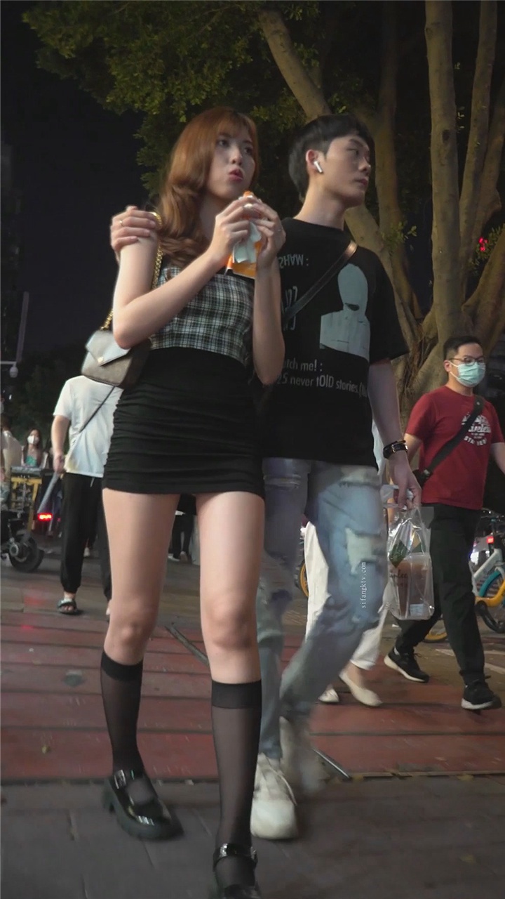 花里胡哨的2022年9月樱之舞最新街拍美女视频[22.9G]