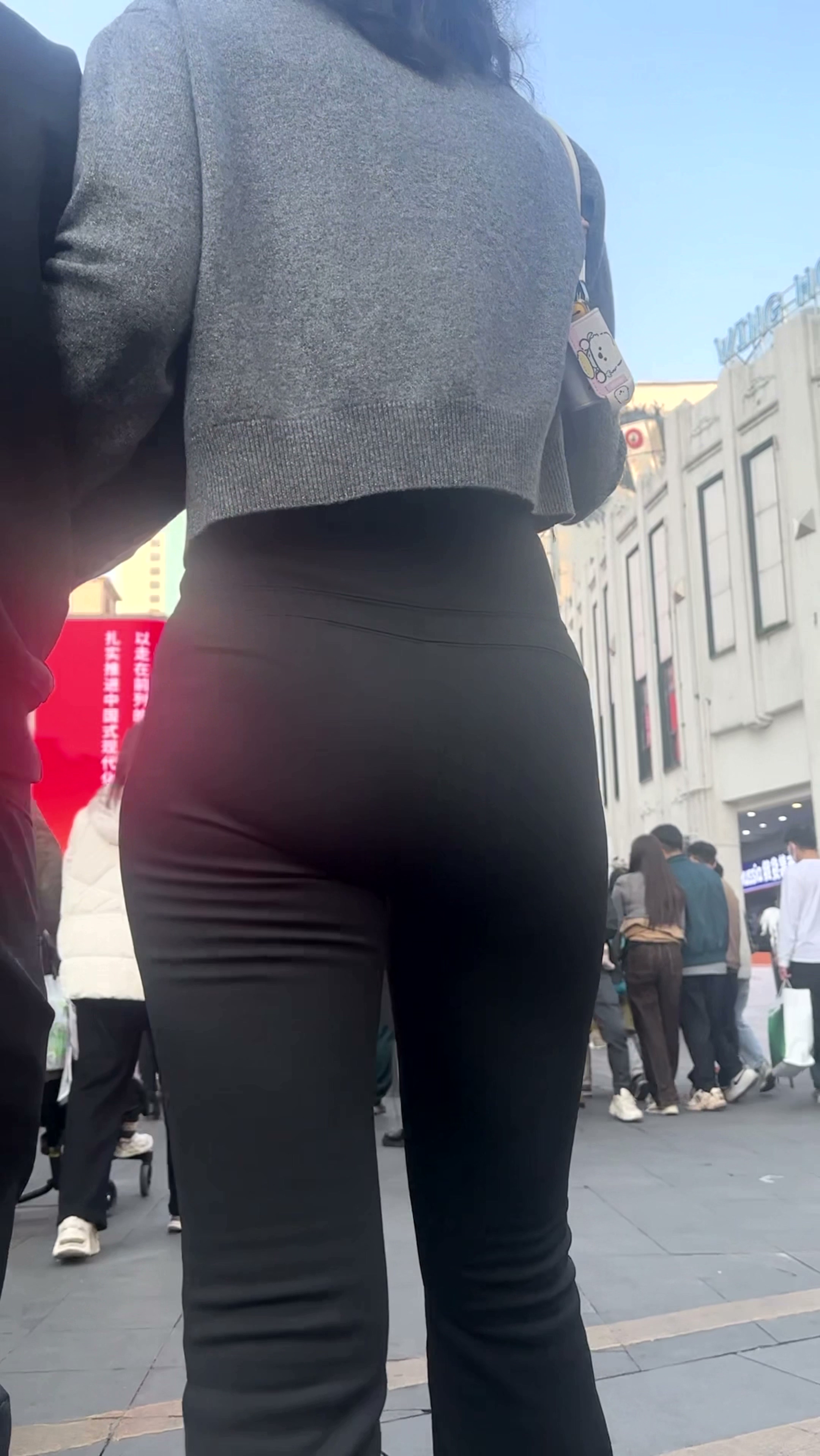 步行街黑色紧身裤宽臀美女【MP4/660MB】