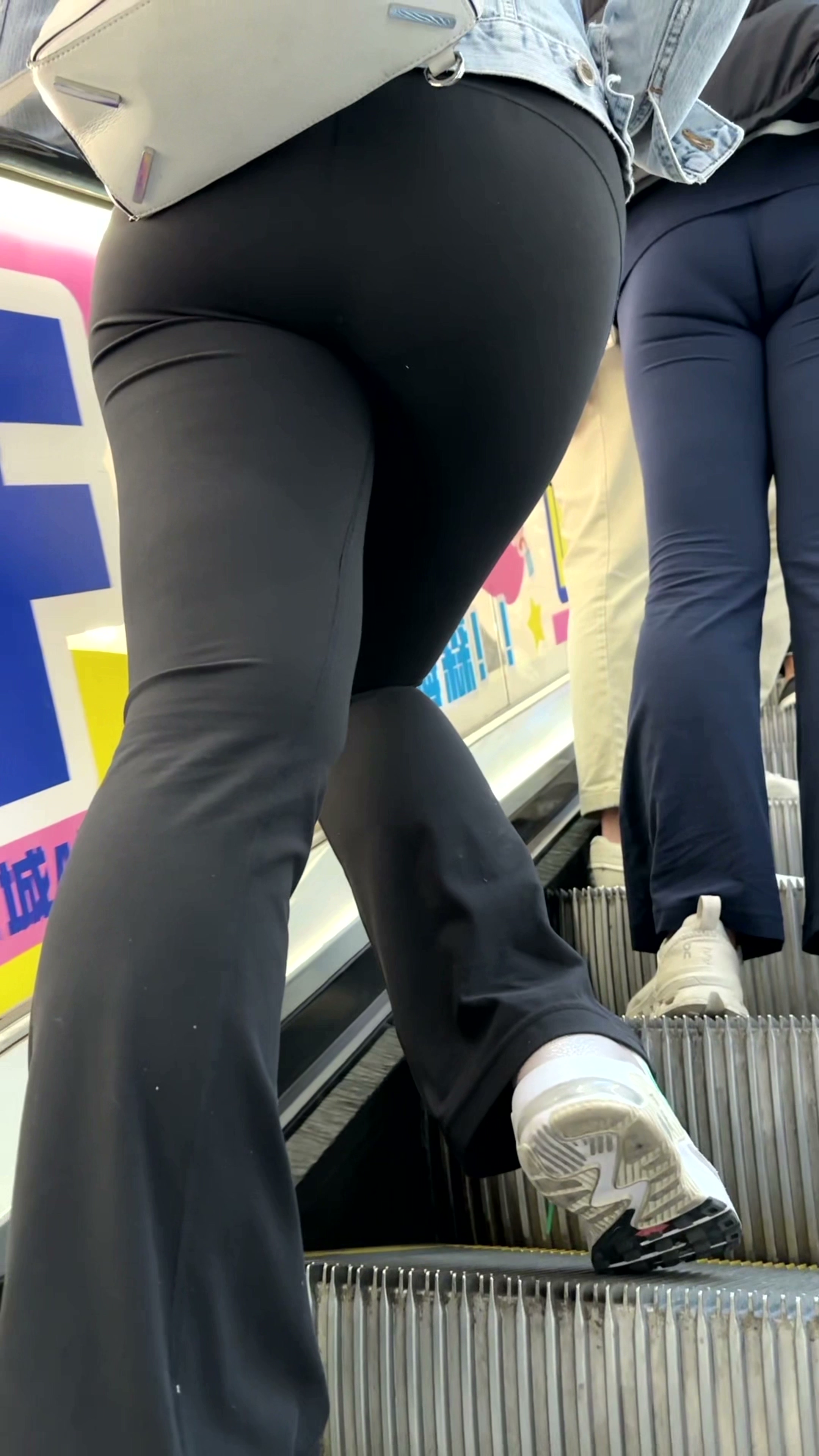 黑色巨臀紧身裤美女和闺蜜逛街【MP4/916MB】