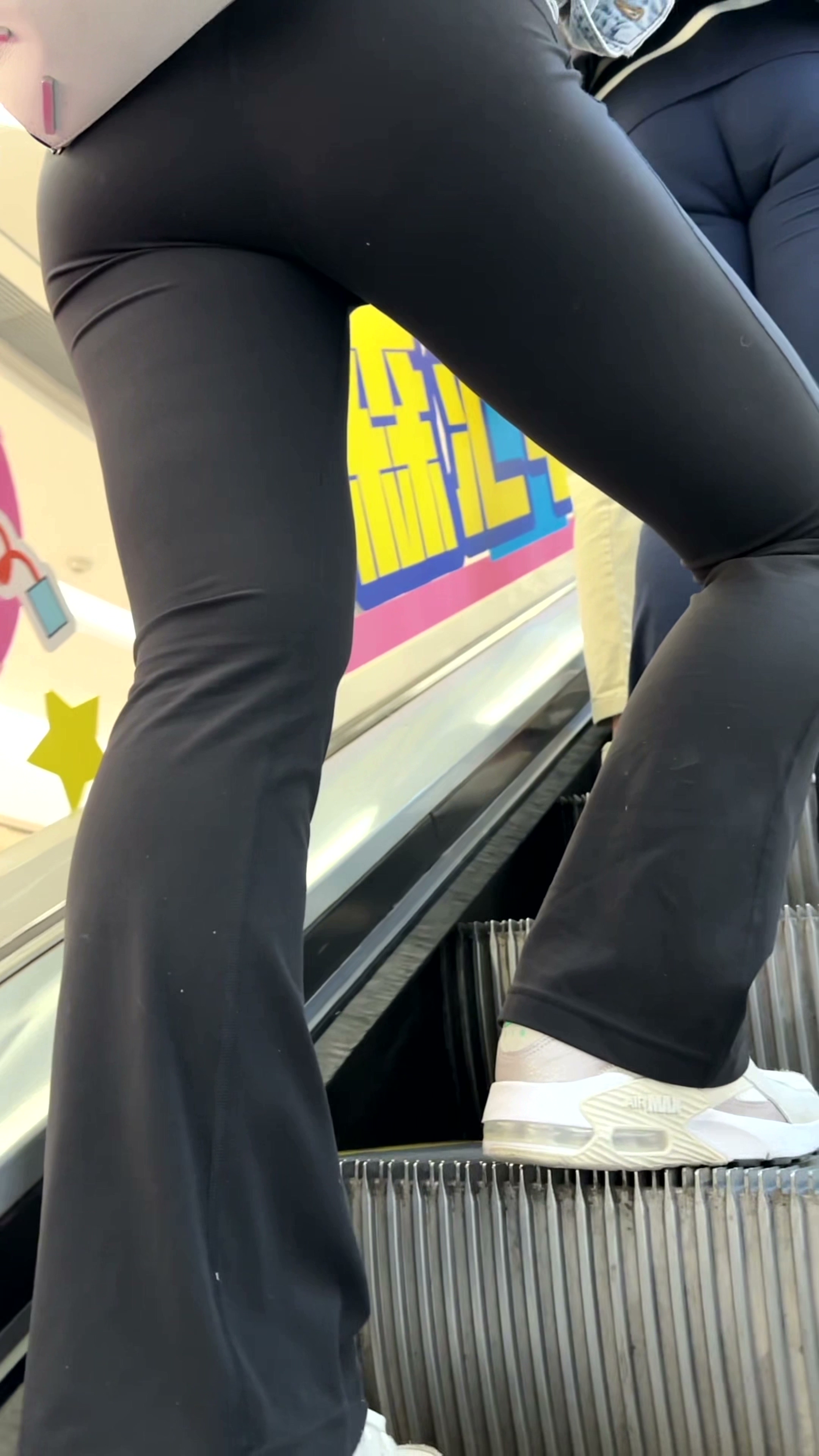 黑色巨臀紧身裤美女和闺蜜逛街【MP4/916MB】