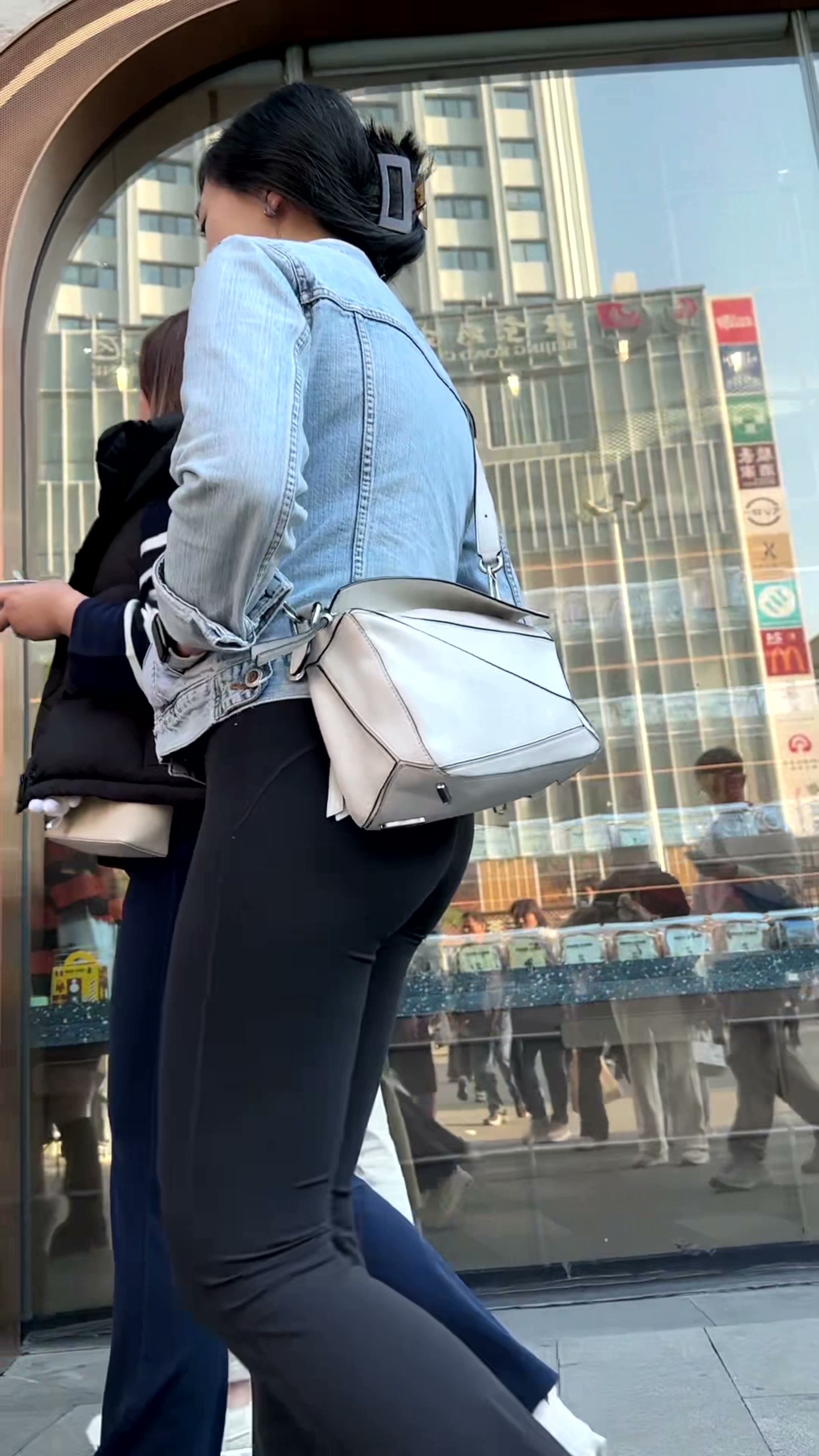 黑色巨臀紧身裤美女和闺蜜逛街【MP4/916MB】
