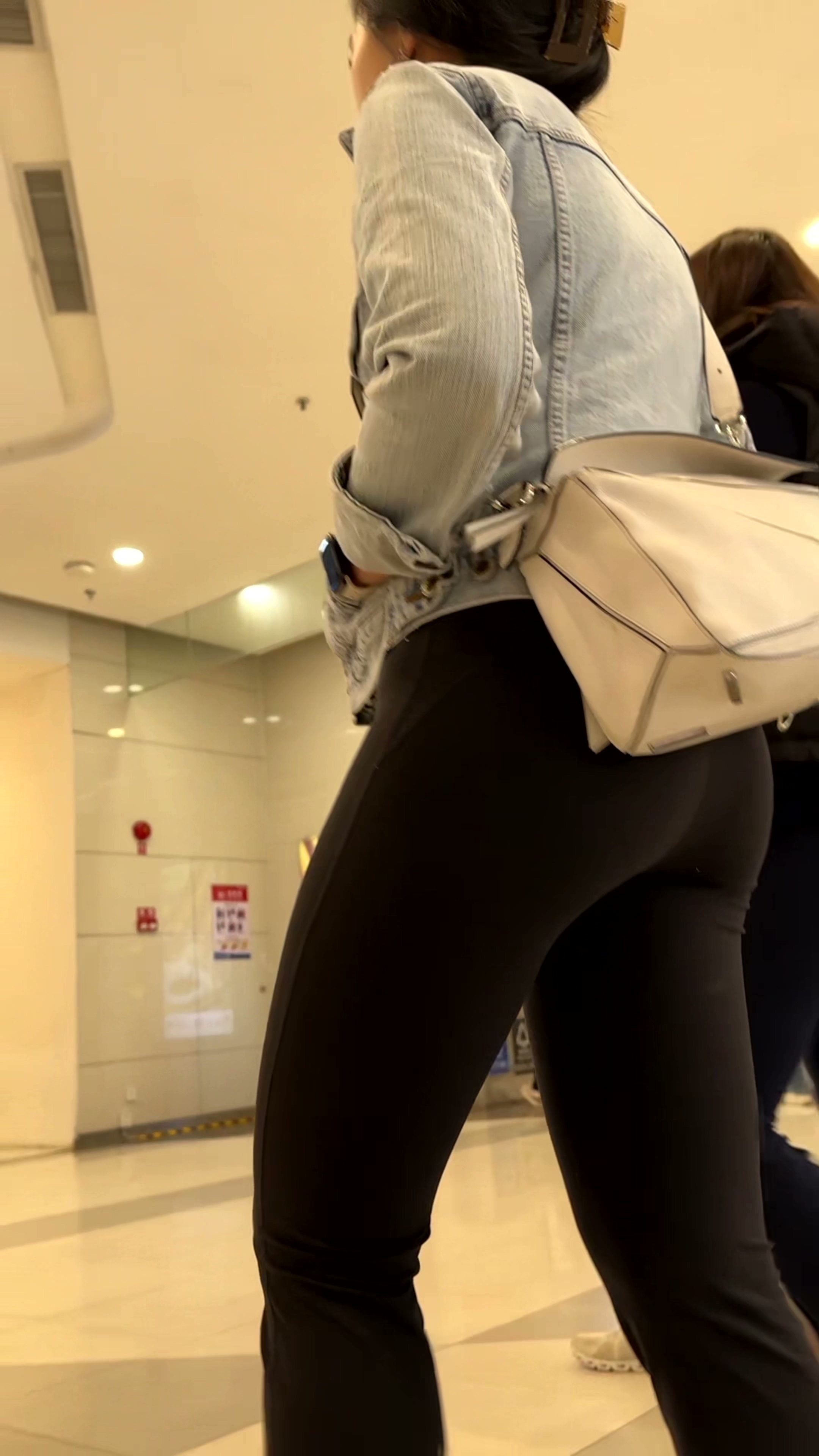黑色巨臀紧身裤美女和闺蜜逛街【MP4/916MB】