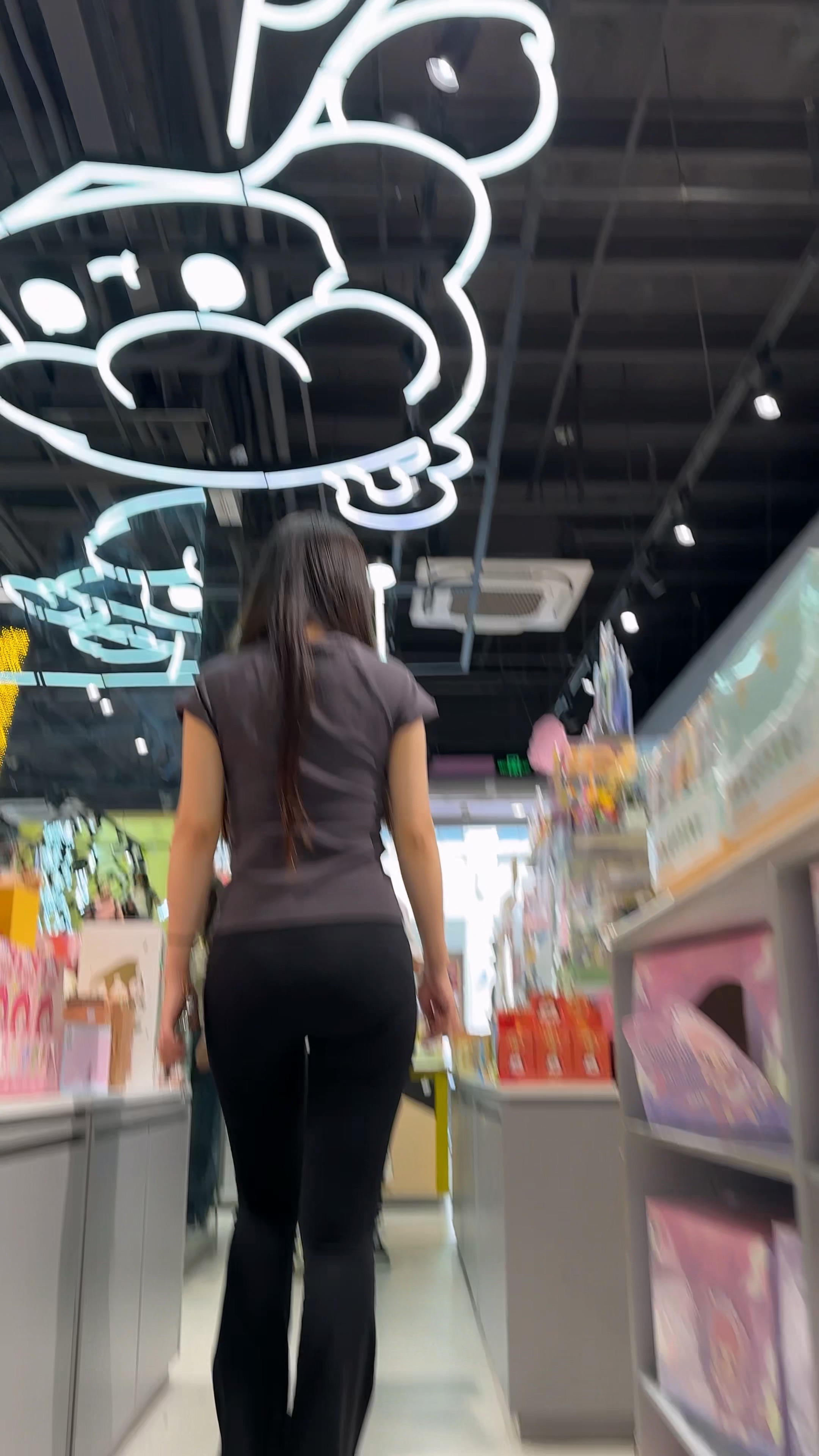 苗条紧身裤翘臀mm【MP4/1.01G】
