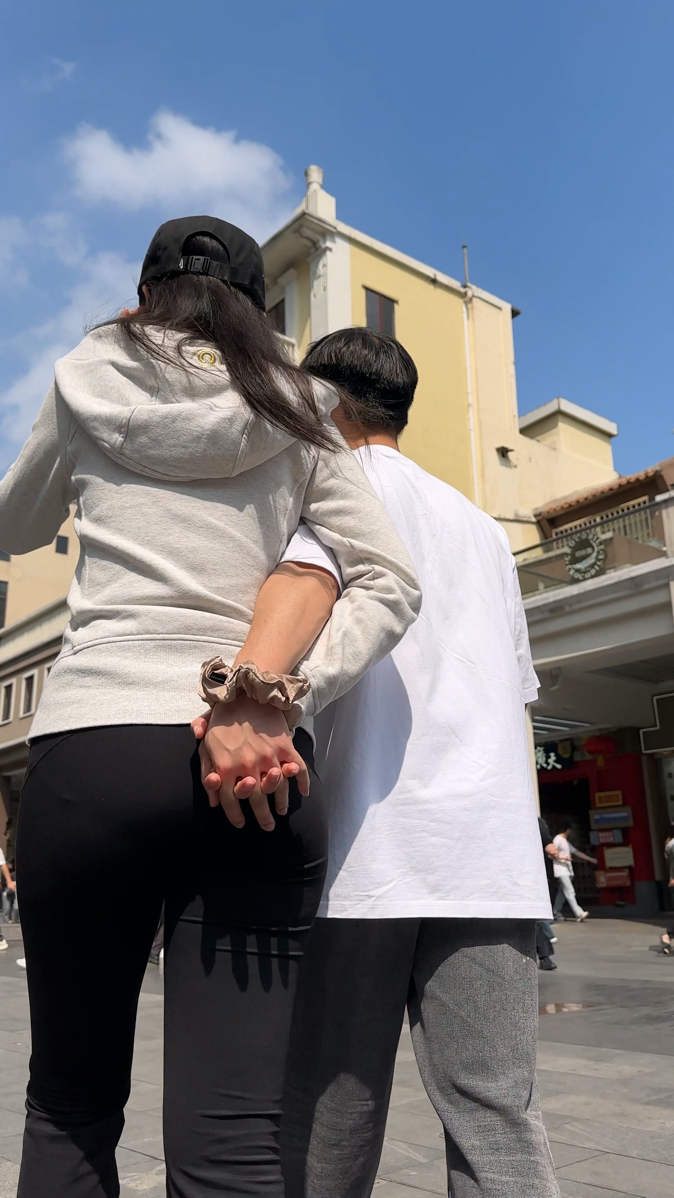 身材高挑的黑色紧身裤翘臀mm，男人的手一直在女人臀部上【MP4/513 MB】