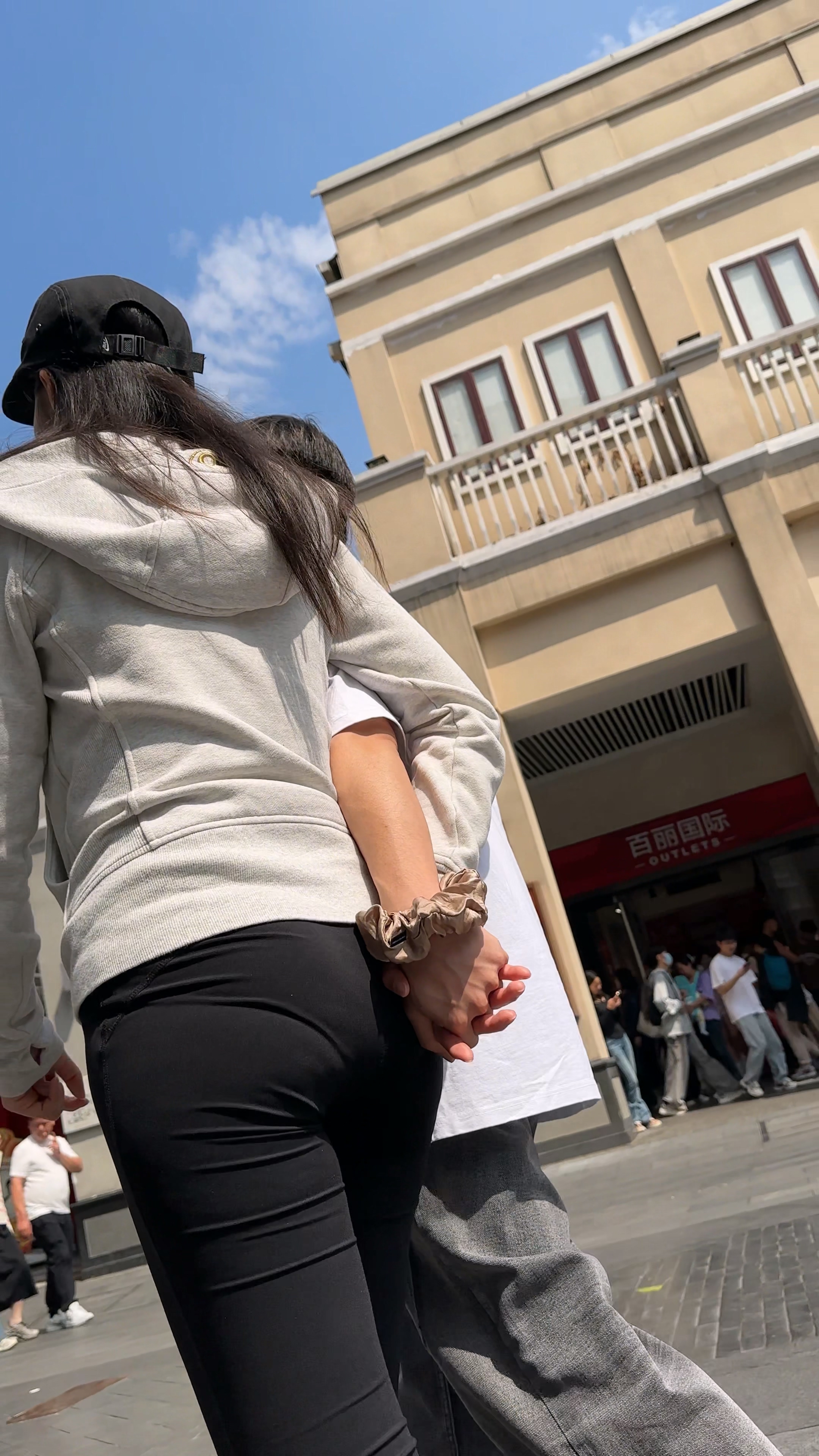 身材高挑的黑色紧身裤翘臀mm，男人的手一直在女人臀部上【MP4/513 MB】