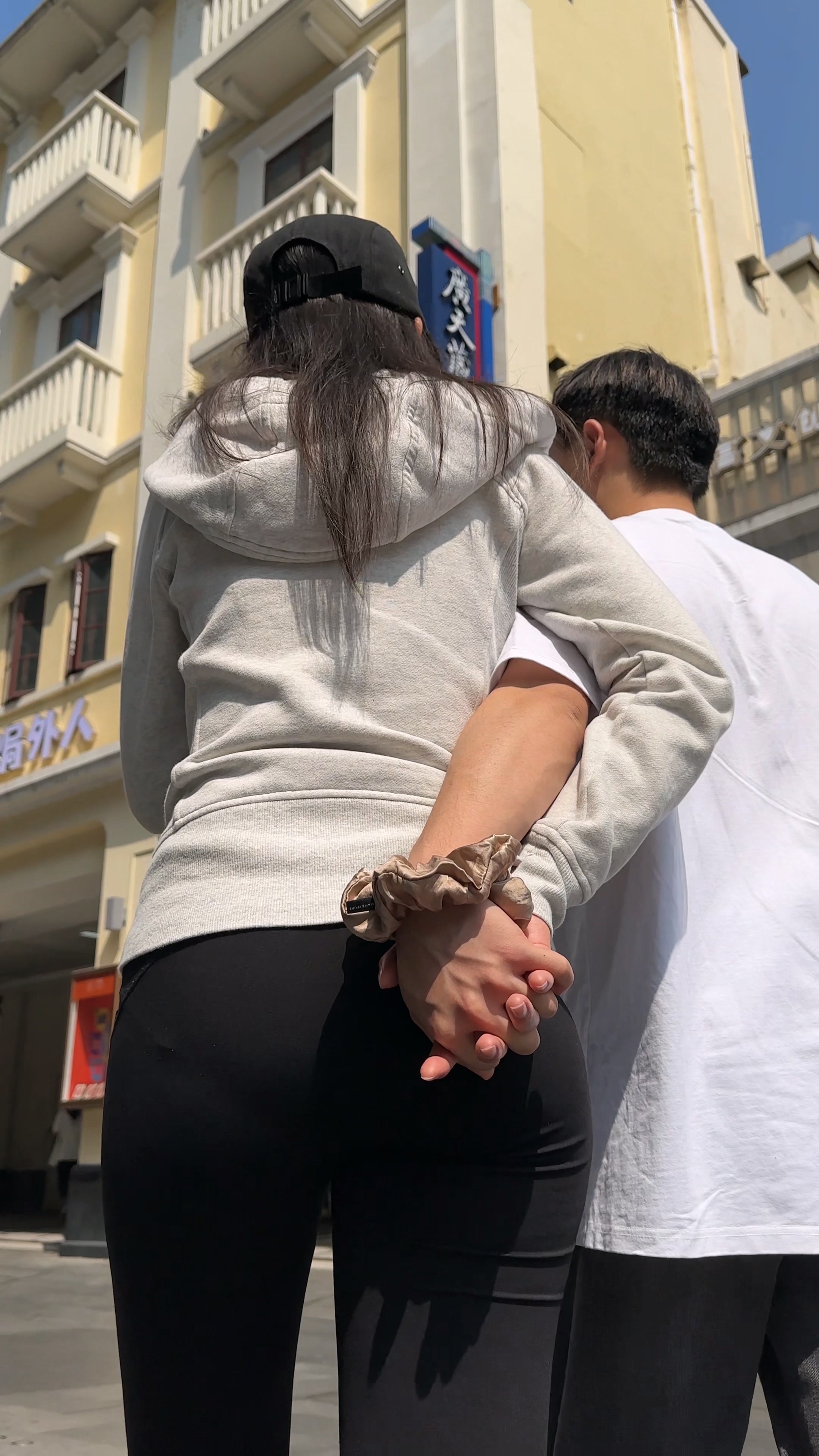 身材高挑的黑色紧身裤翘臀mm，男人的手一直在女人臀部上【MP4/513 MB】