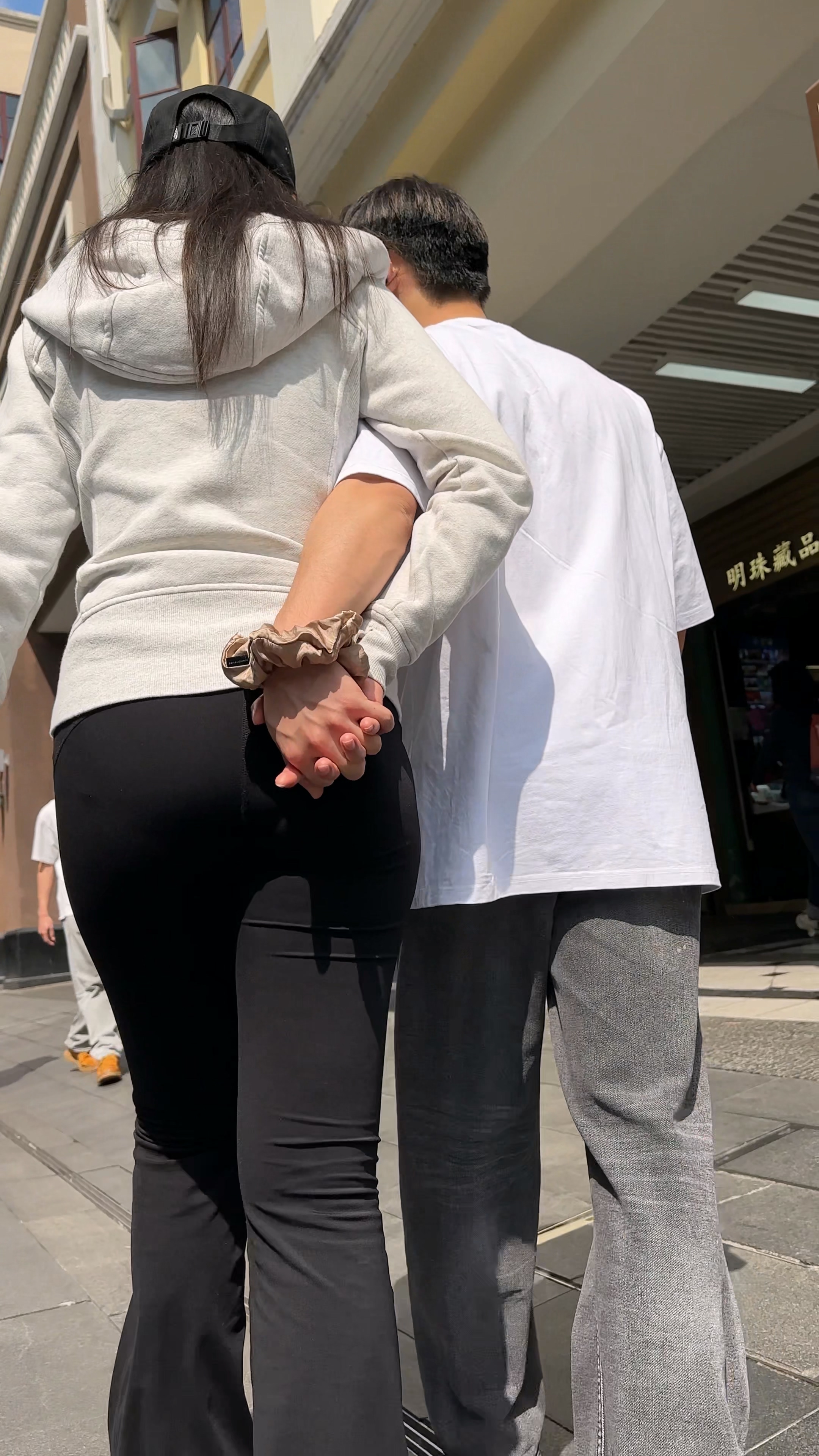 身材高挑的黑色紧身裤翘臀mm，男人的手一直在女人臀部上【MP4/513 MB】