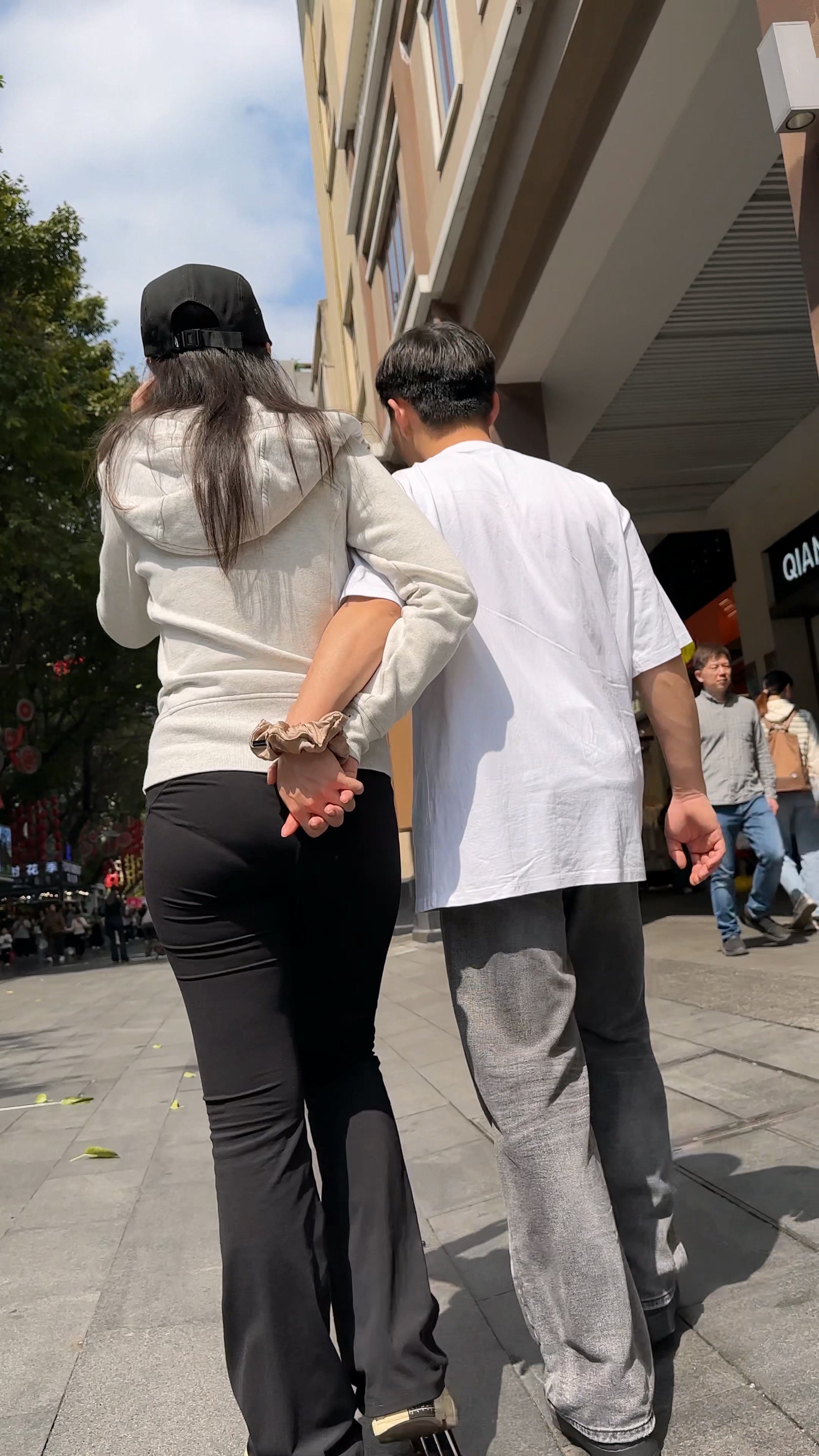 身材高挑的黑色紧身裤翘臀mm，男人的手一直在女人臀部上【MP4/513 MB】