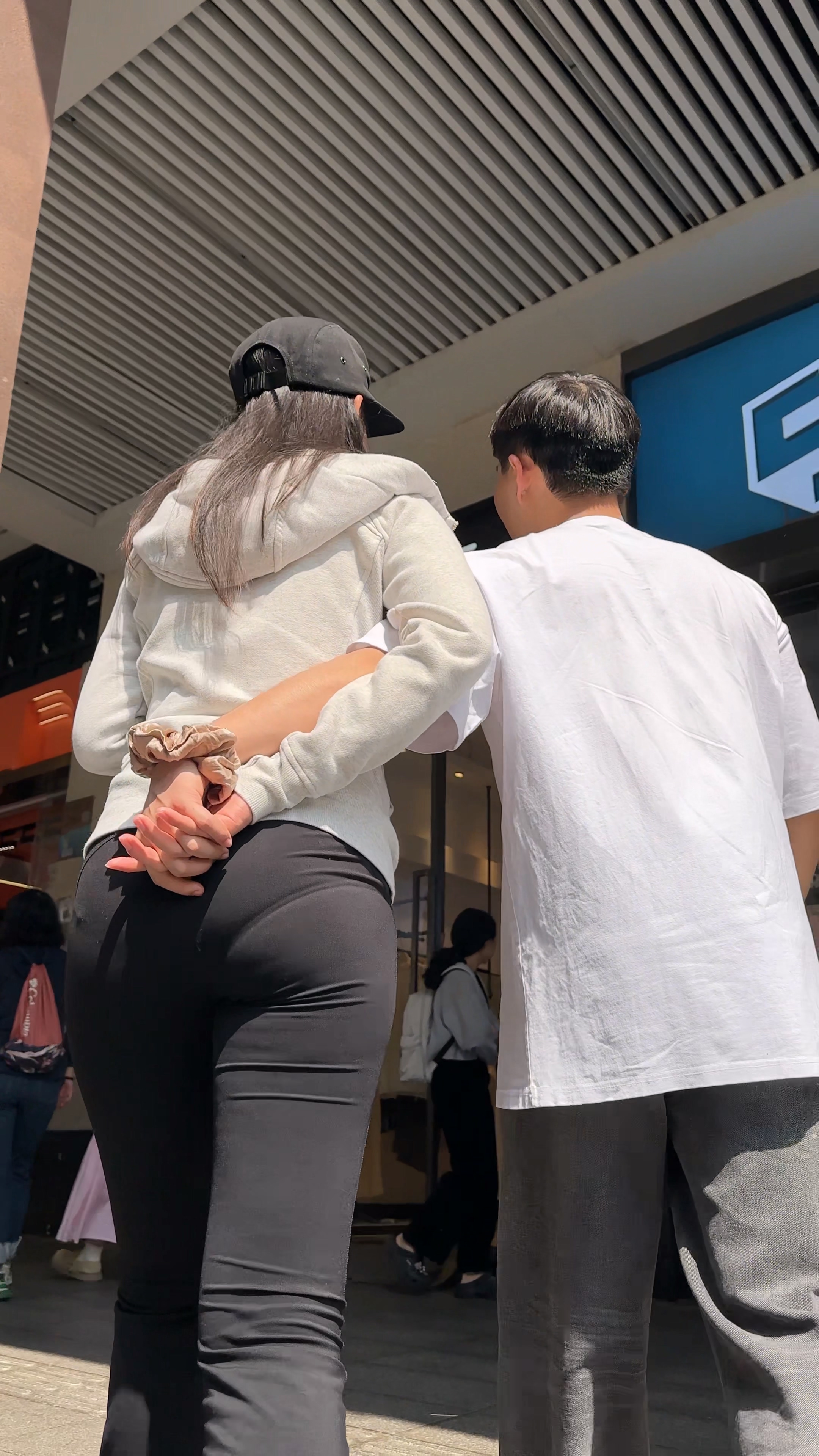 身材高挑的黑色紧身裤翘臀mm，男人的手一直在女人臀部上【MP4/513 MB】