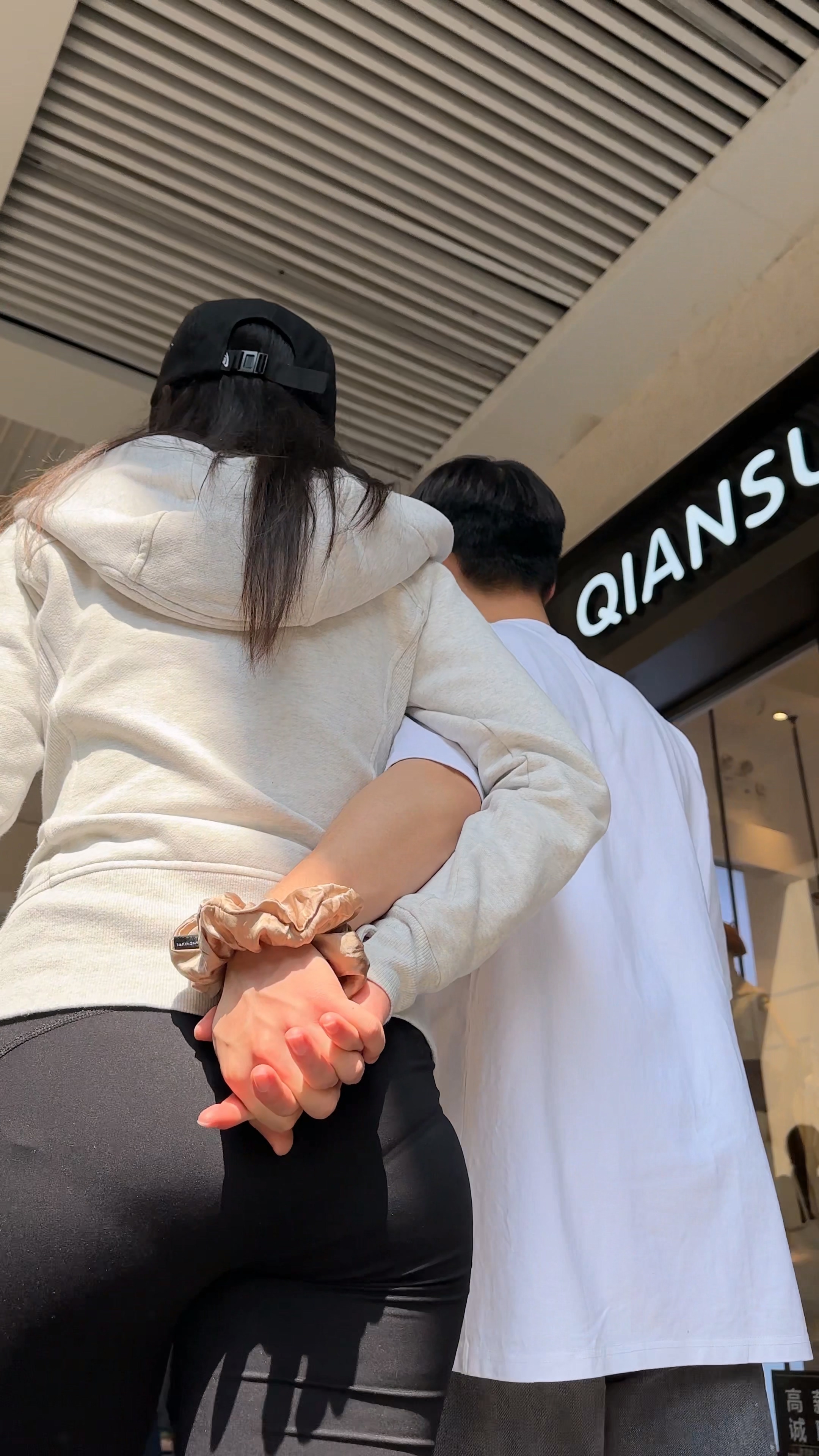 身材高挑的黑色紧身裤翘臀mm，男人的手一直在女人臀部上【MP4/513 MB】