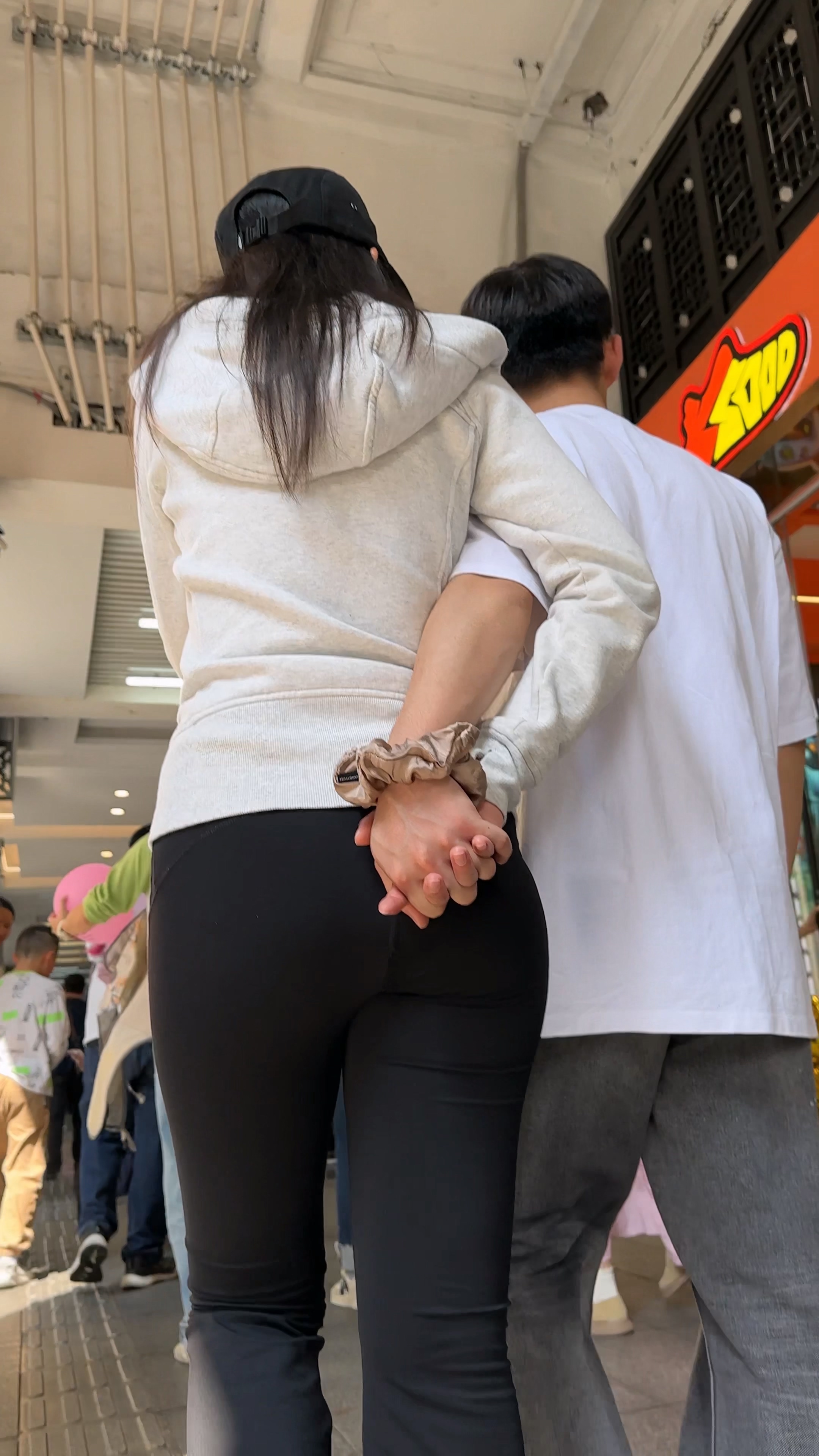 身材高挑的黑色紧身裤翘臀mm，男人的手一直在女人臀部上【MP4/513 MB】