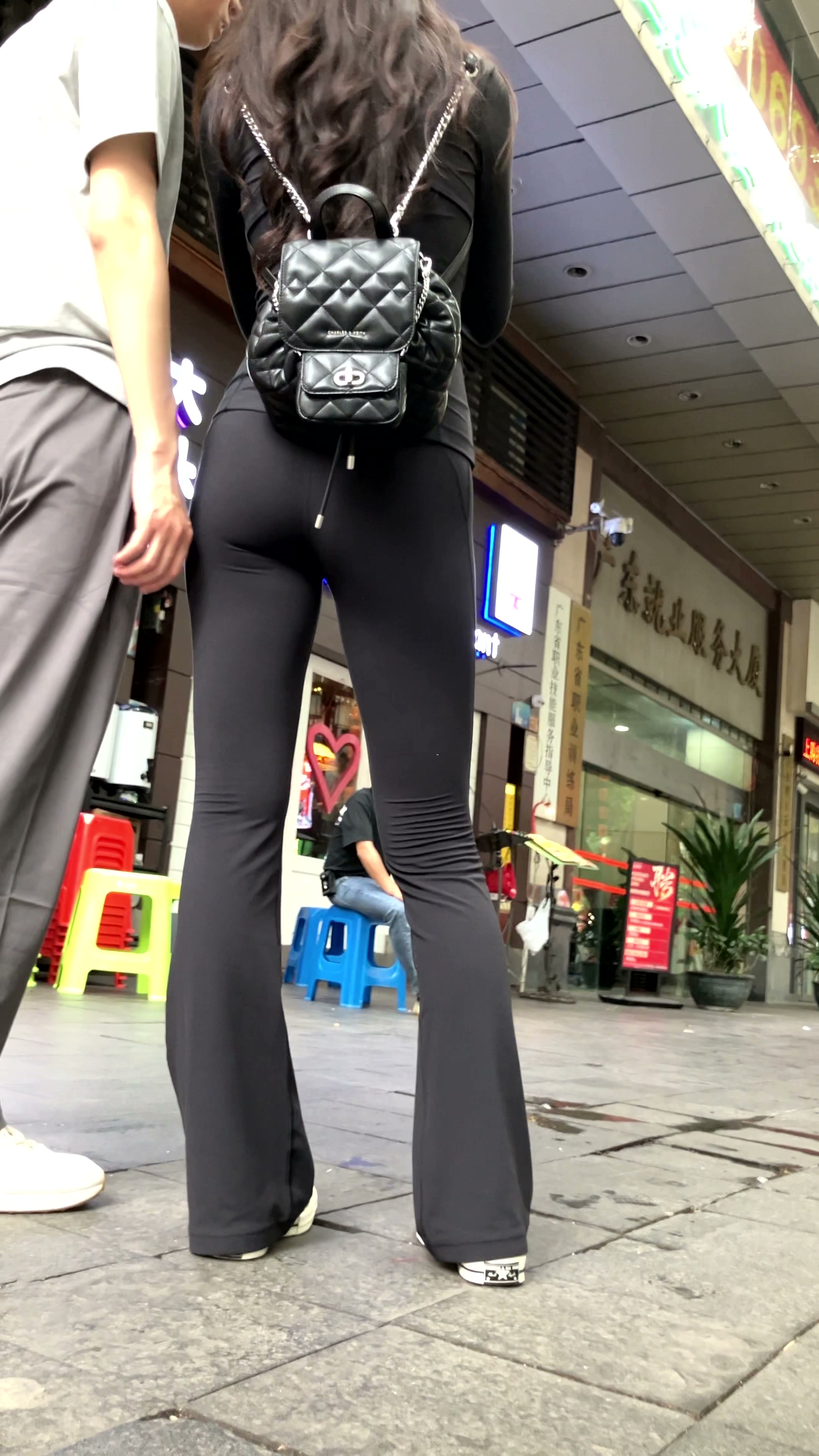 大长腿美女黑色紧身裤尽显好身材【MP4/983MB】