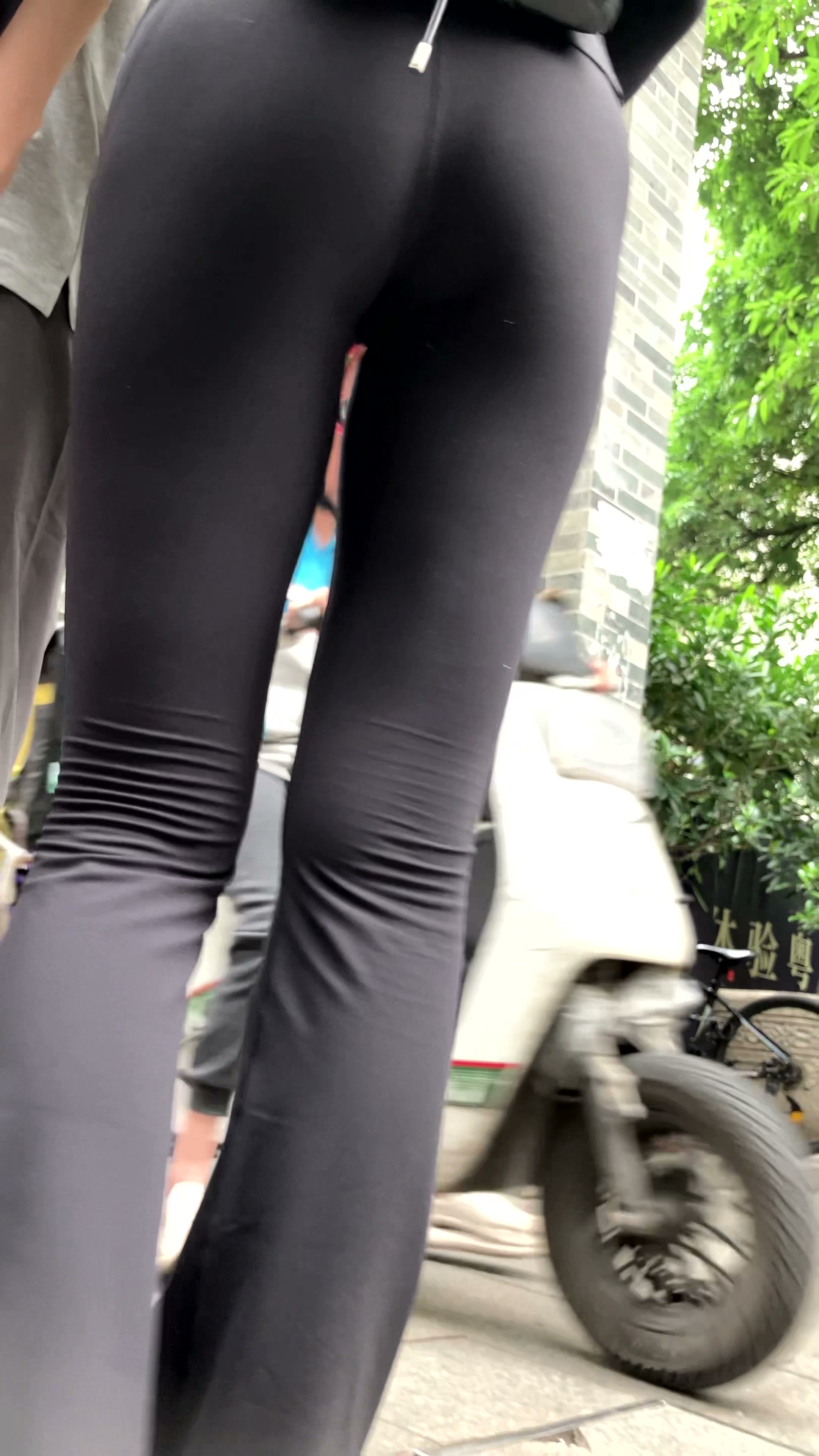 大长腿美女黑色紧身裤尽显好身材【MP4/983MB】