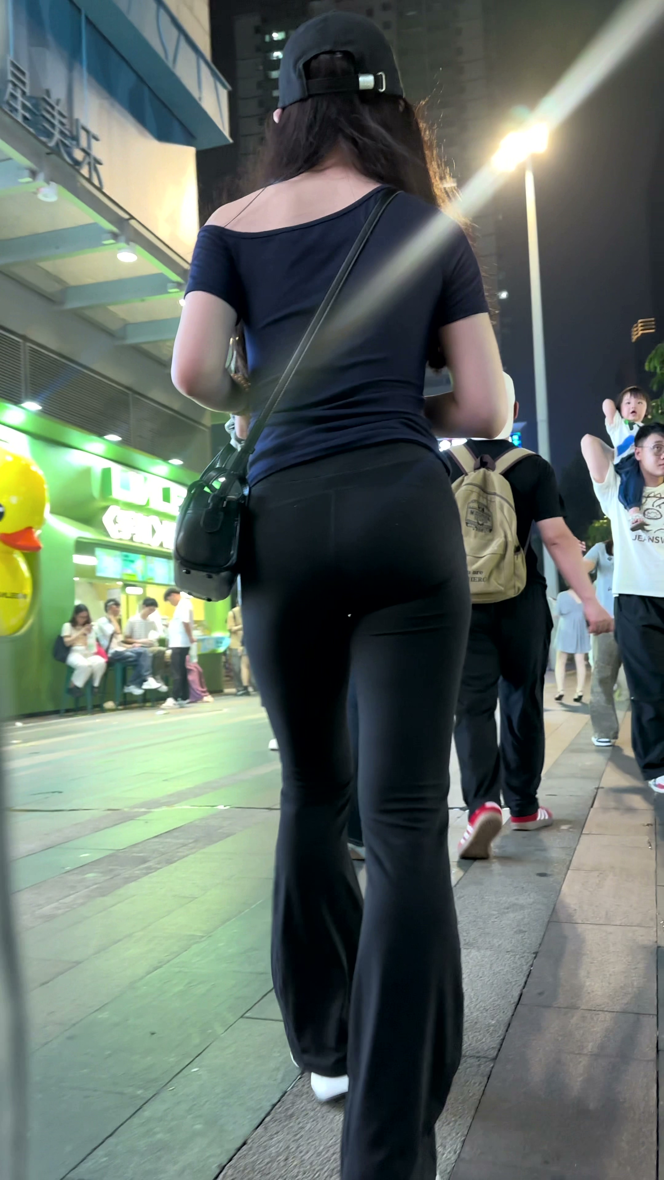 露肩细腰黑色紧身翘臀美女逛街【MP4/1017MB】