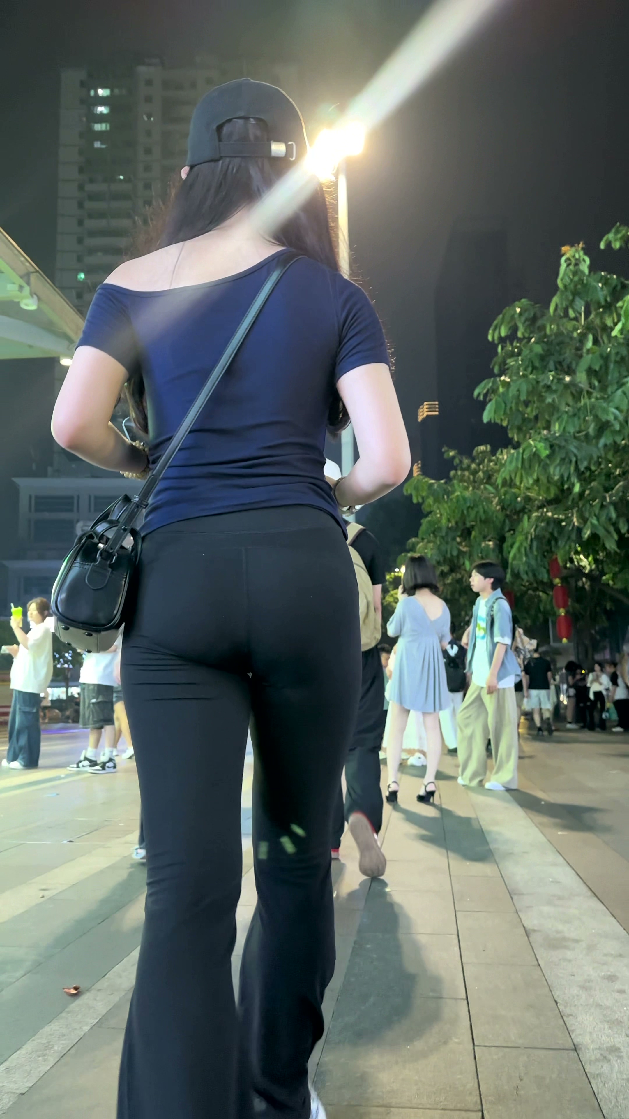露肩细腰黑色紧身翘臀美女逛街【MP4/1017MB】
