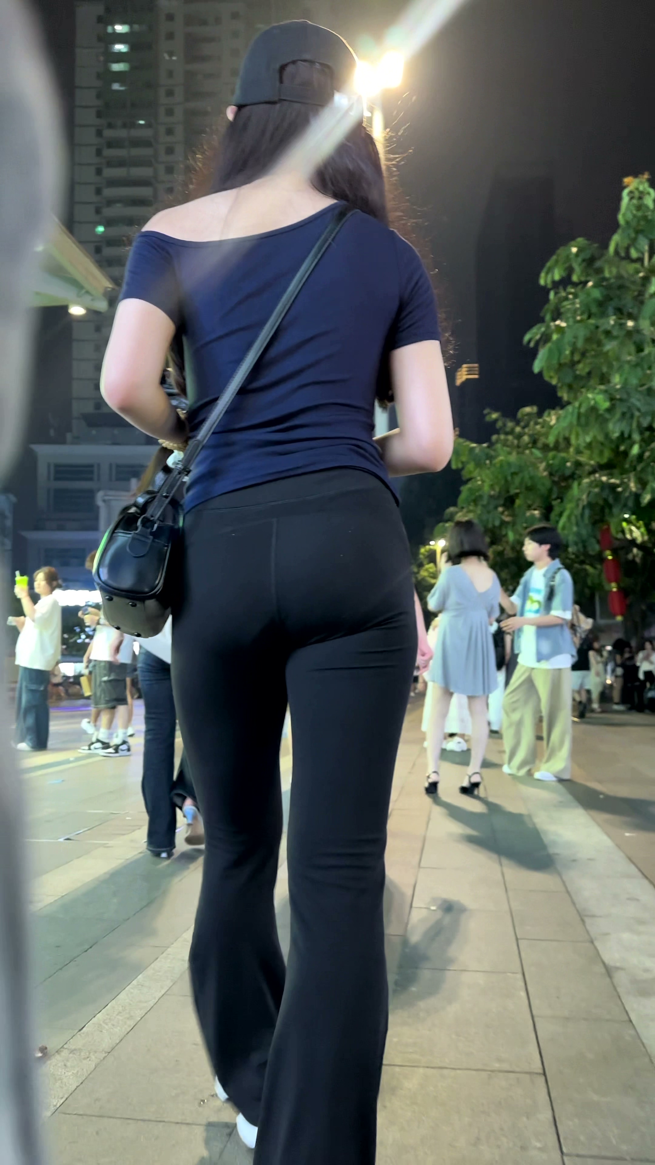露肩细腰黑色紧身翘臀美女逛街【MP4/1017MB】