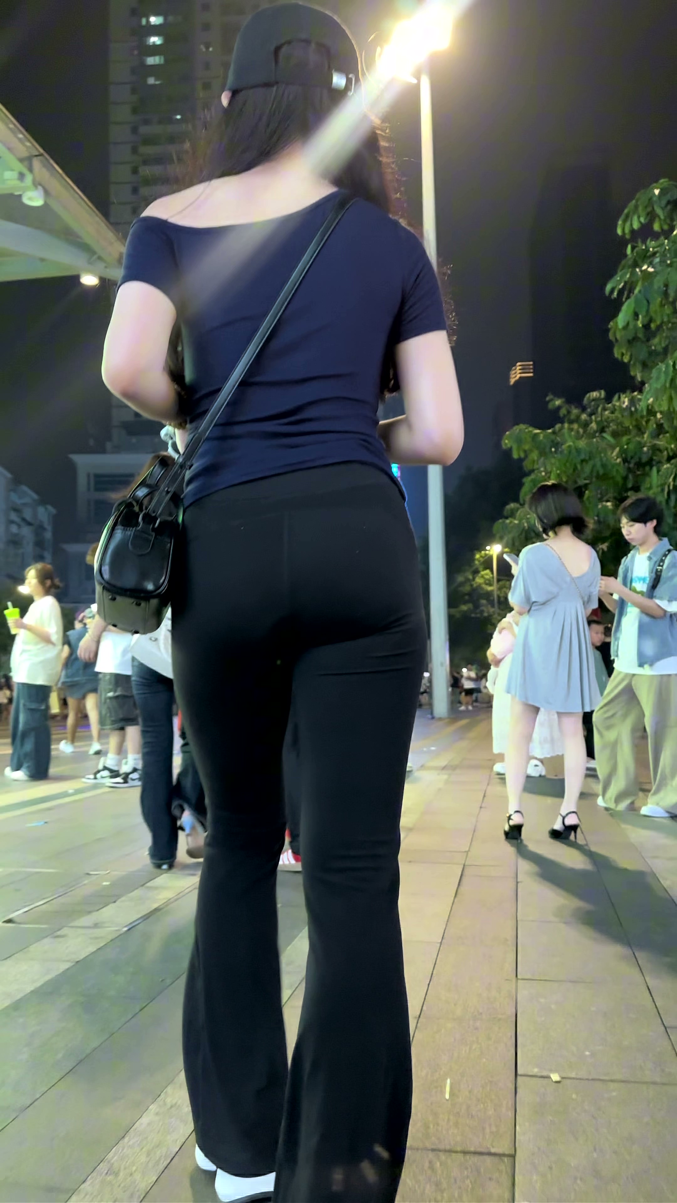 露肩细腰黑色紧身翘臀美女逛街【MP4/1017MB】