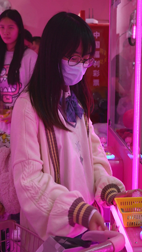 抓娃娃的妹子[995M/MP4]