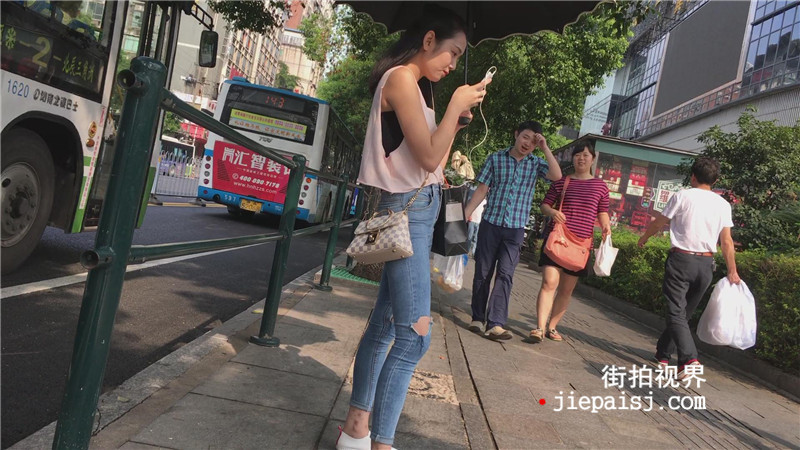 玩手机的漂亮蓝牛妹[412M/MP4]