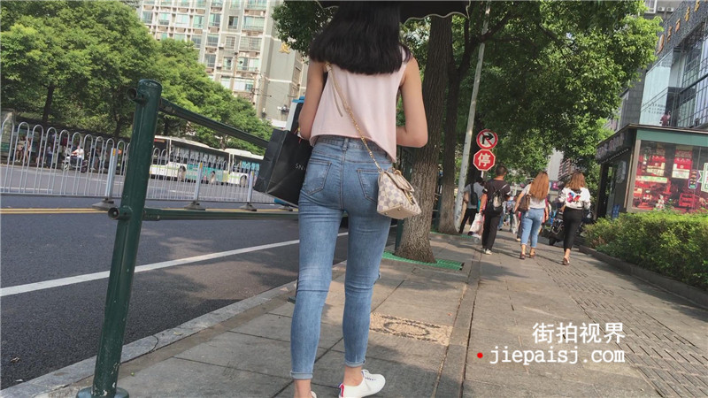 玩手机的漂亮蓝牛妹[412M/MP4]