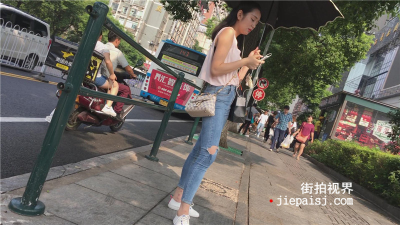 玩手机的漂亮蓝牛妹[412M/MP4]