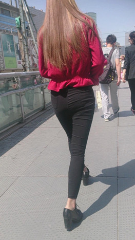 红衣黑裤黄发美女[76M/MP4]