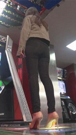 漂亮的黑裤紧身小美女[2.5G/MP4]