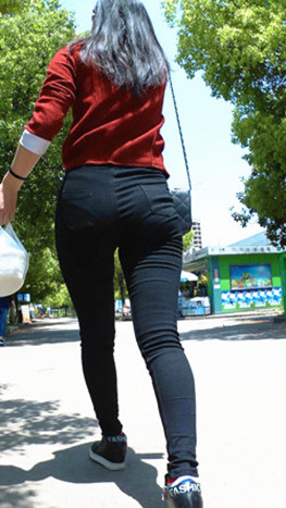 红衣黑色牛仔紧身裤妹子[929M/MP4]