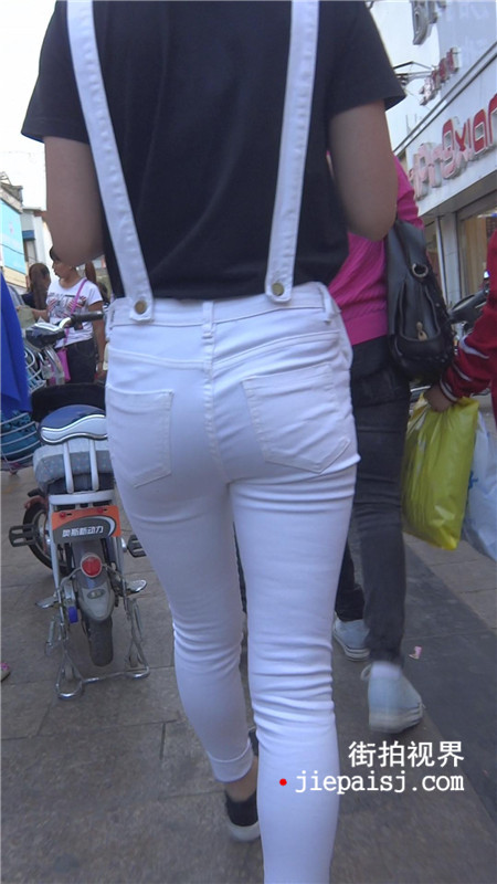 白色背带紧身裤妹子[772M/MP4]