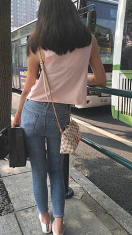 玩手机的漂亮蓝牛妹[412M/MP4]