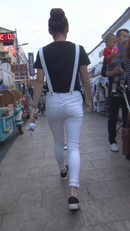 白色背带紧身裤妹子[772M/MP4]