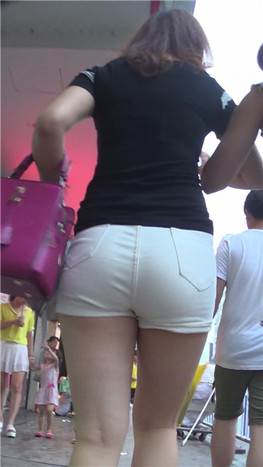 黑衣白热裤妹子[117M/MP4]