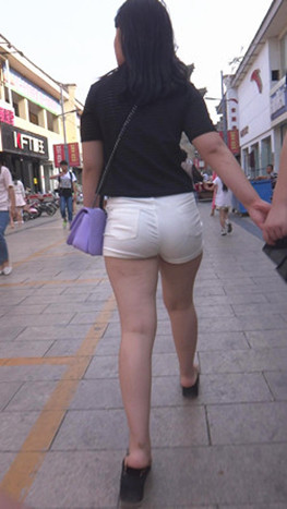 白色紧身小热裤[414M/MP4]