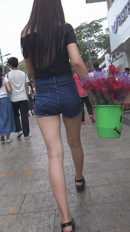 牛仔紧身热裤小妹[309M/MP4]