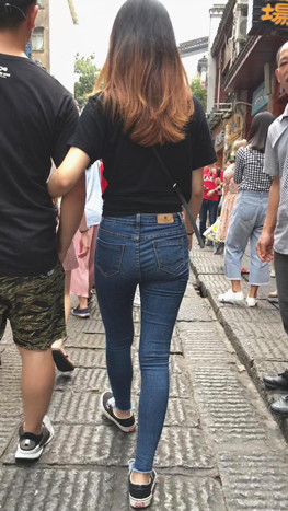 蓝色牛仔裤妹子[323M/MP4]