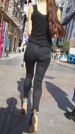 紧身黑裤高跟美女[185M/MP4]