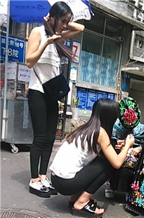 街拍两打底裤姐妹[106M/MP4]