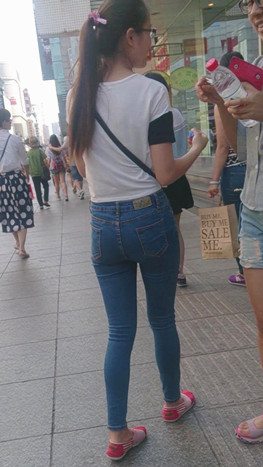 紧身牛仔妹子 [318M/MP4]