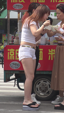 吃凉皮的紧身白热丰腴美女[820M/MP4]