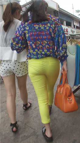 和闺蜜逛街的黄裤紧身妹子 [185M/MP4]