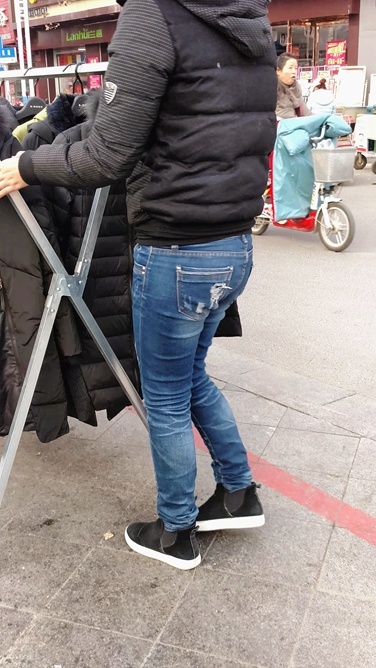 街头卖外套的牛仔裤妹子[1.48G/MP4]