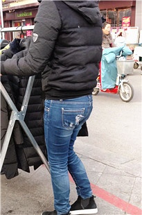 街头卖外套的牛仔裤妹子[1.48G/MP4]