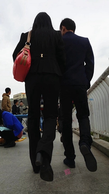 高挑长发职业装OL，背影很美[732M/MP4]