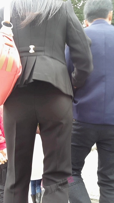 高挑长发职业装OL，背影很美[732M/MP4]