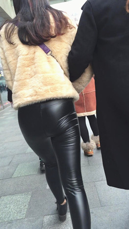 黑色皮裤小美女[187M/MP4]