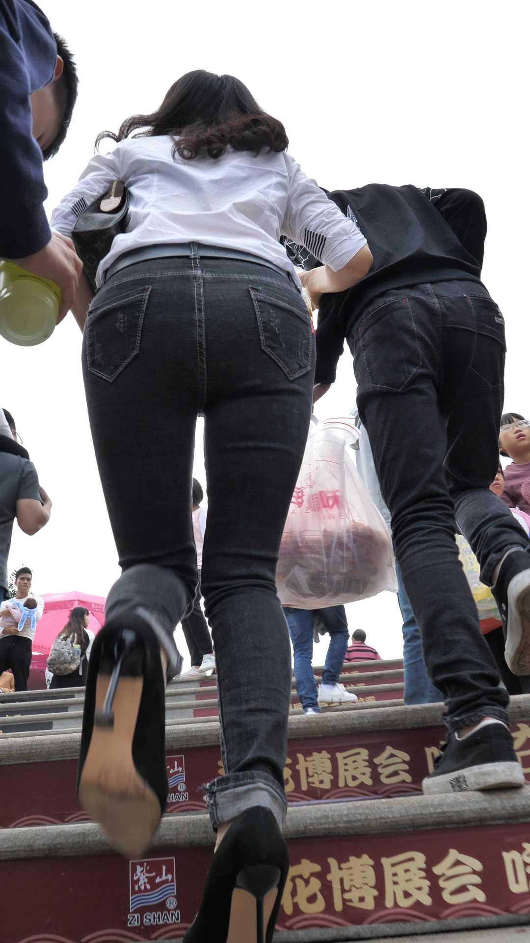 红高跟蓝牛丰臀小少妇