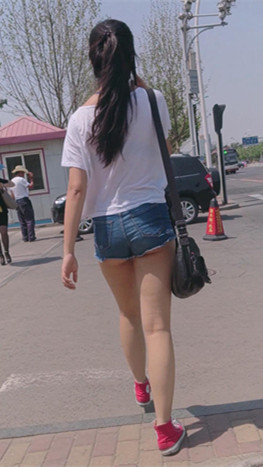 热裤裸腿小月牙妹子[512M/MP4]